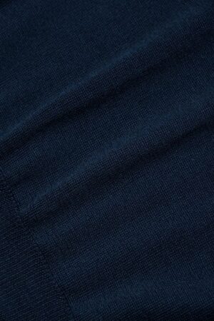oscar-jacobson_cole-rollneck_navy_65028023_210_extra1