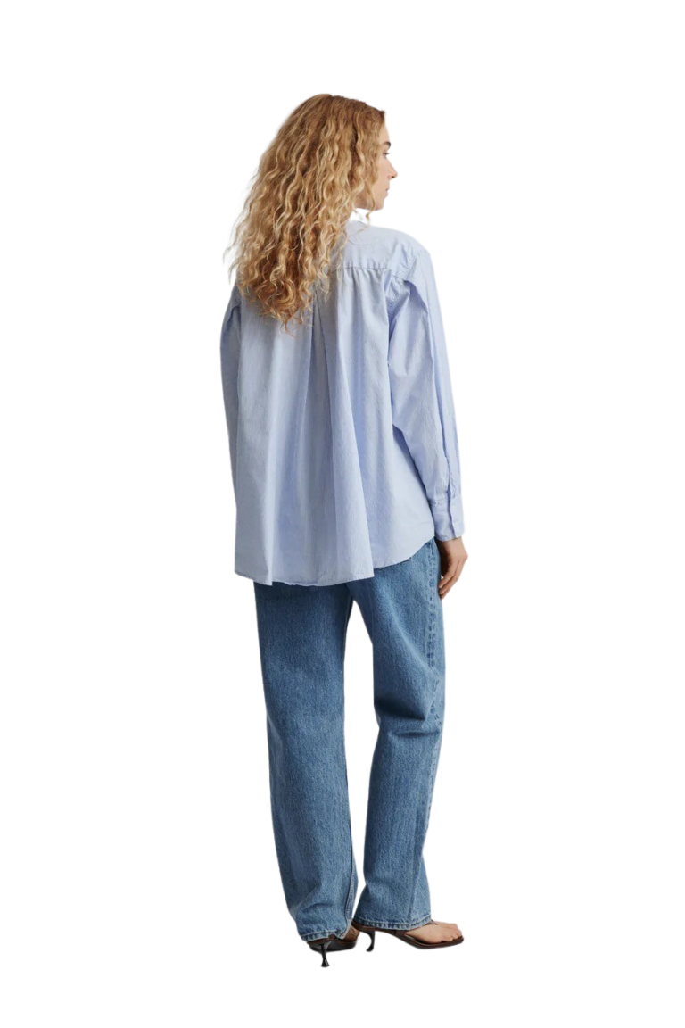 stylein-minimalistic-scandinavian-timeless-swedish-design-womenswear-women-wear-classics-classic-jeanne-shirt-top-fw22-blue-oversized-striped-1