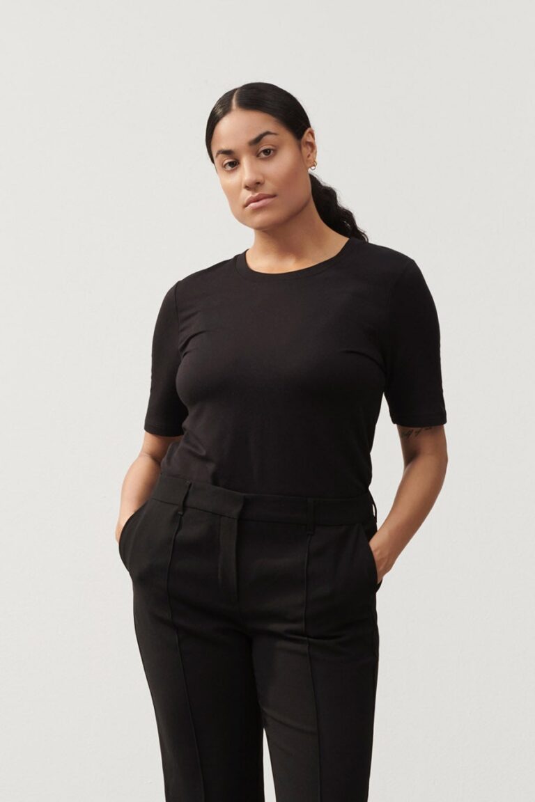 chambers-top-stylein-minimalistic-scandinavian-timeless-classics-classic-jersey-top-slim-tshirt-black-basics-basic-viscose-tee-1