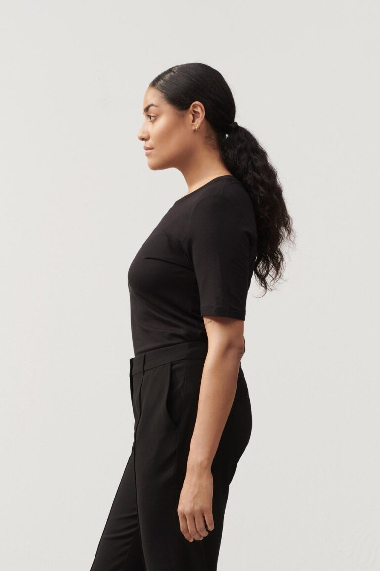 chambers-top-stylein-minimalistic-scandinavian-timeless-classics-classic-jersey-top-slim-tshirt-black-basics-basic-viscose-tee-2