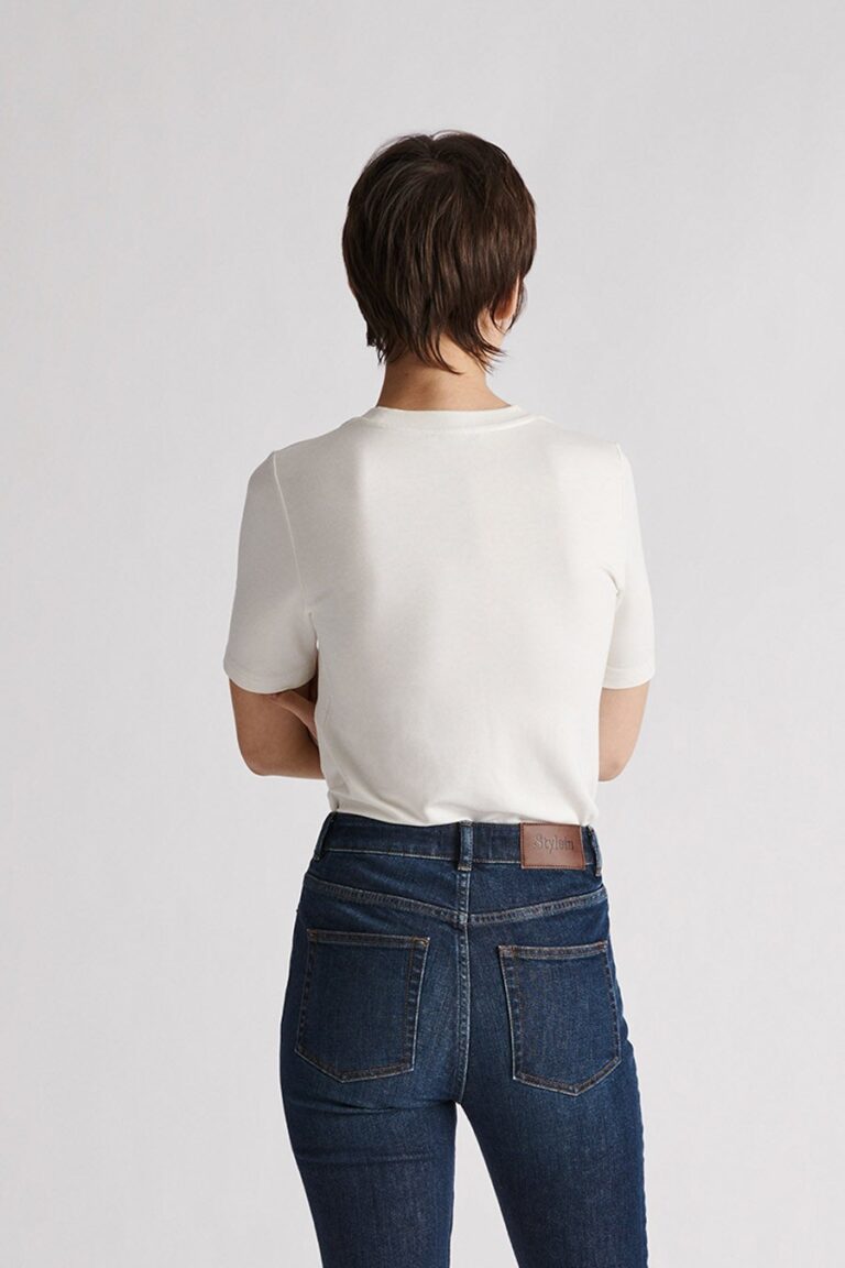 chambers-top-stylein-minimalistic-scandinavian-timeless-classics-classic-jersey-top-slim-tshirt-white-basics-basic-viscose-tee-4