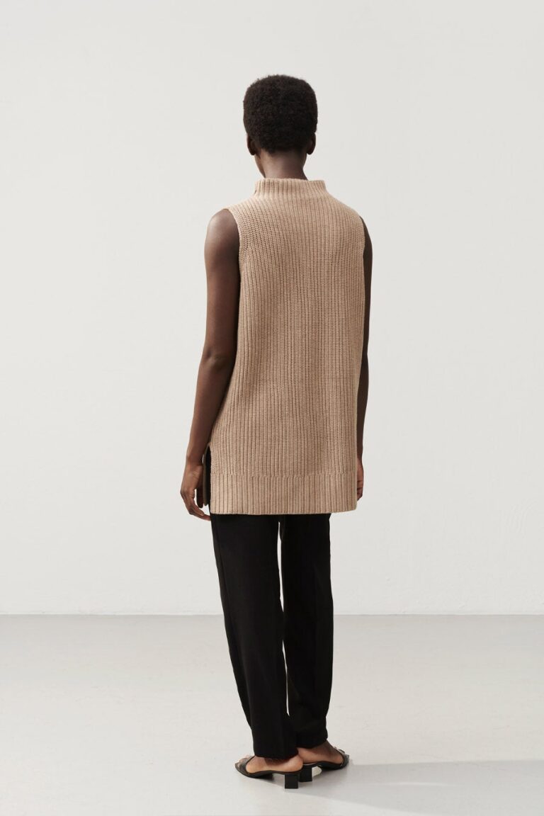 stylein-minimalistic-scandinavian-timeless-swedish-design-womenswear-classics-classic-adorlee-vest-knit-knitwear-knits-nougat-beige-cotton-wool-summer-sleeveless-3