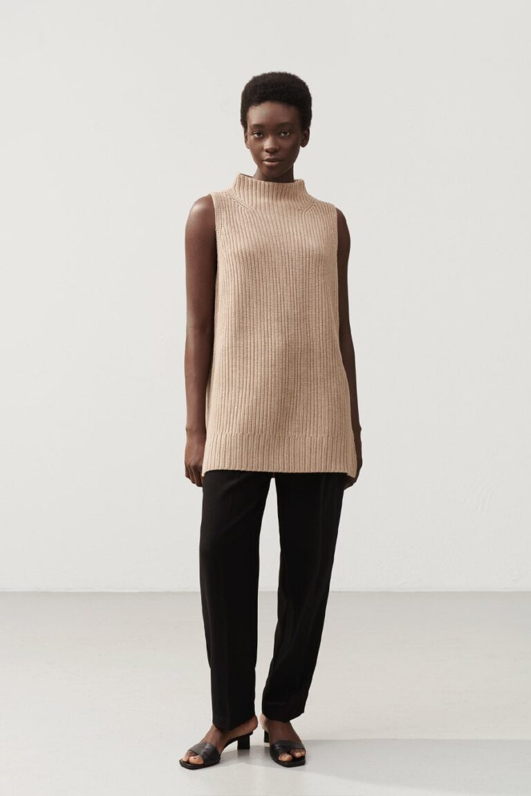 stylein-minimalistic-scandinavian-timeless-swedish-design-womenswear-classics-classic-adorlee-vest-knit-knitwear-knits-nougat-beige-cotton-wool-summer-sleeveless