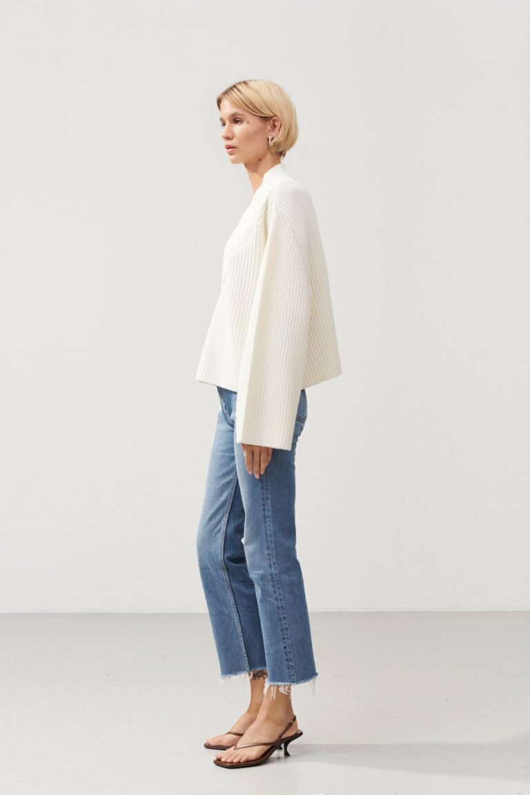 stylein-minimalistic-scandinavian-timeless-swedish-design-womenswear-classics-classic-amberlyn-sweater-knit-knitwear-knits-white-cotton-wool-summer-spring-oversized-boxy-2