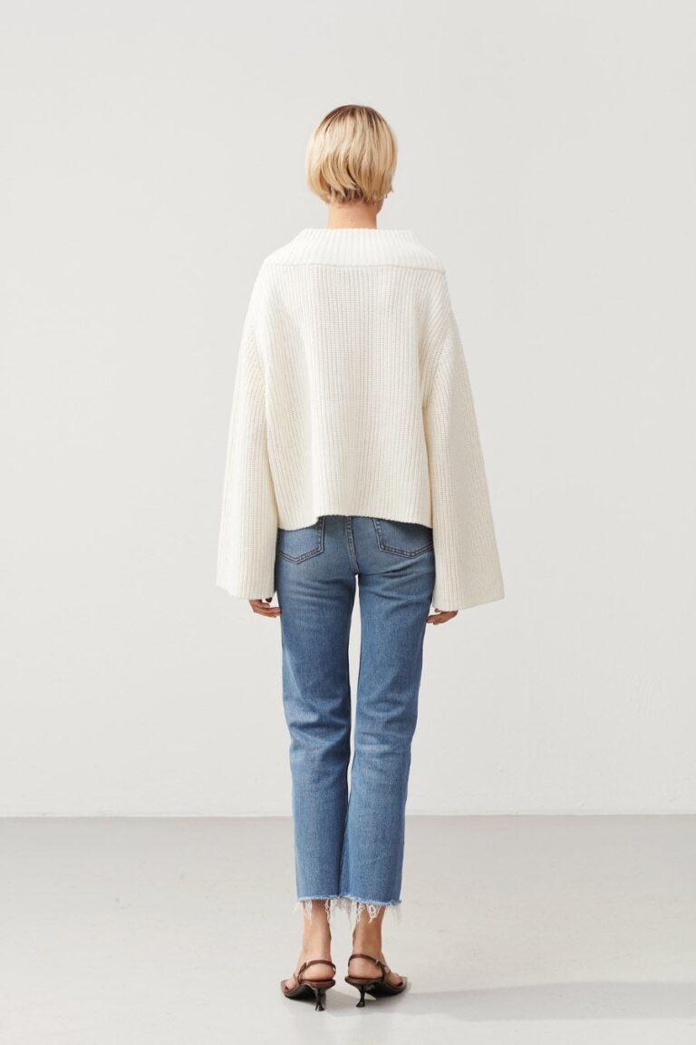 stylein-minimalistic-scandinavian-timeless-swedish-design-womenswear-classics-classic-amberlyn-sweater-knit-knitwear-knits-white-cotton-wool-summer-spring-oversized-boxy-3