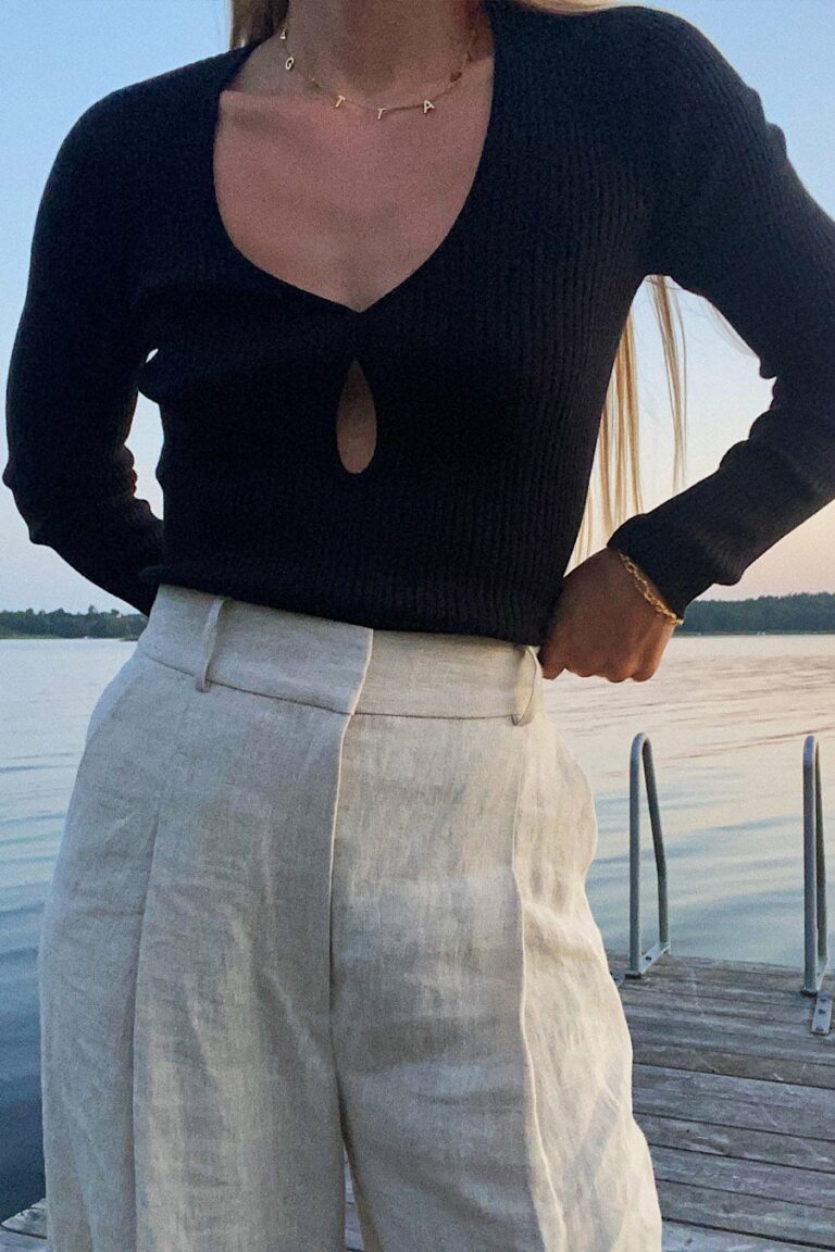 stylein-minimalistic-scandinavian-timeless-swedish-design-womenswear-classics-classic-roan-top-black-merino-wool-cotton-spring-summer-slim-tight-0