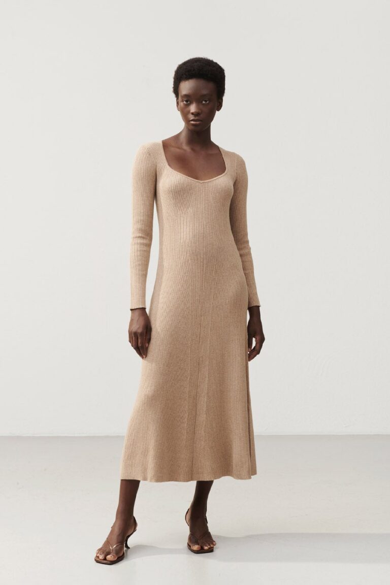 stylein-minimalistic-scandinavian-timeless-swedish-design-womenswear-classics-classic-ruby-dress-beige-oat-spring-summer-plisse-long-merino-wool-cotton_knitted_knits_knitwear-1