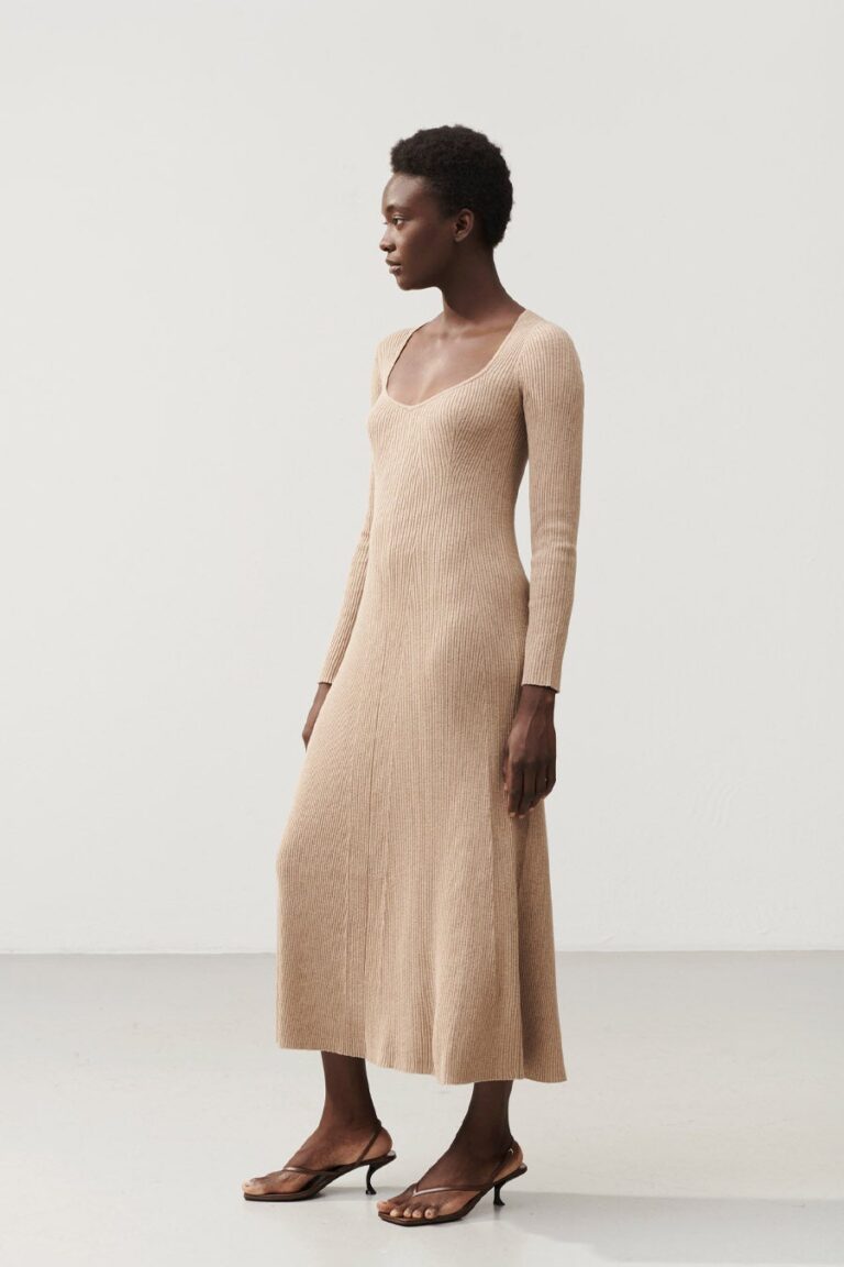 stylein-minimalistic-scandinavian-timeless-swedish-design-womenswear-classics-classic-ruby-dress-beige-oat-spring-summer-plisse-long-merino-wool-cotton_knitted_knits_knitwear-2