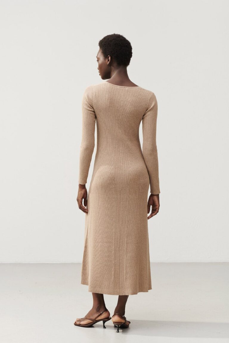 stylein-minimalistic-scandinavian-timeless-swedish-design-womenswear-classics-classic-ruby-dress-beige-oat-spring-summer-plisse-long-merino-wool-cotton_knitted_knits_knitwear-3