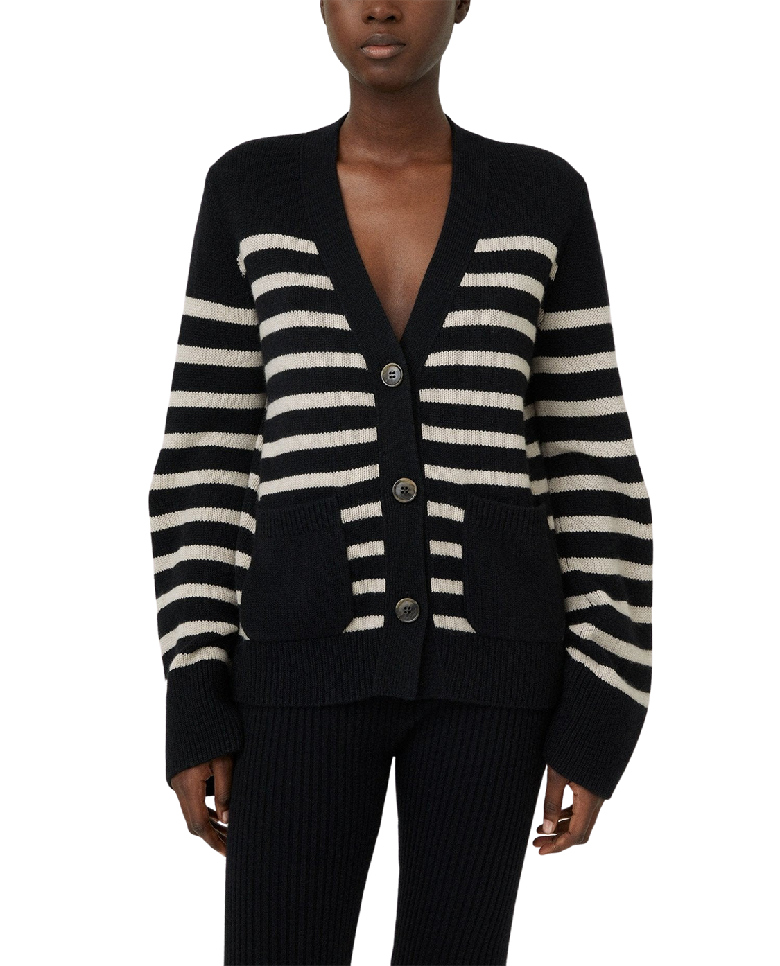 web_15_daphne_black_sand_210416_lisa_yang_aw21_ecom_6669_4c481694-9d60-4c8f-9e05-5af7f9f1ca8a