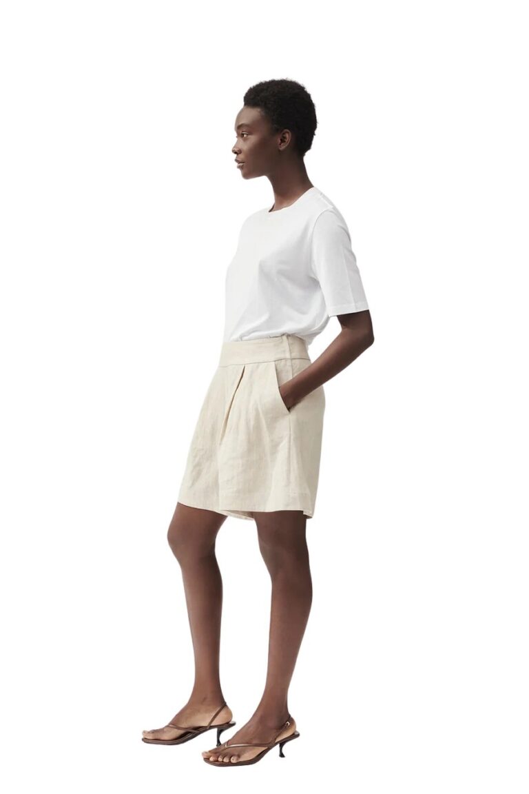 stylein-minimalistic-scandinavian-timeless-swedish-design-womenswear-online-exclusive-solone-shorts-beige-summer-spring-chic-linen-2