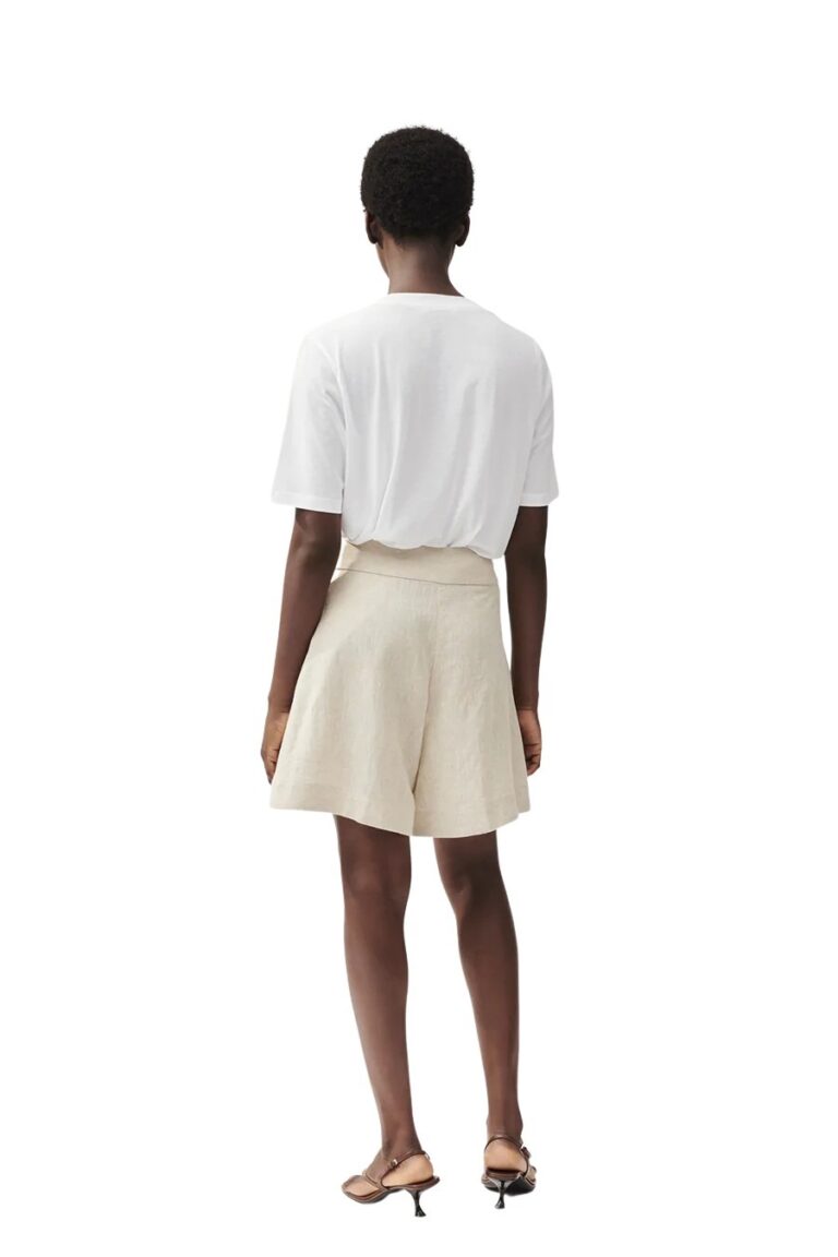 stylein-minimalistic-scandinavian-timeless-swedish-design-womenswear-online-exclusive-solone-shorts-beige-summer-spring-chic-linen-4