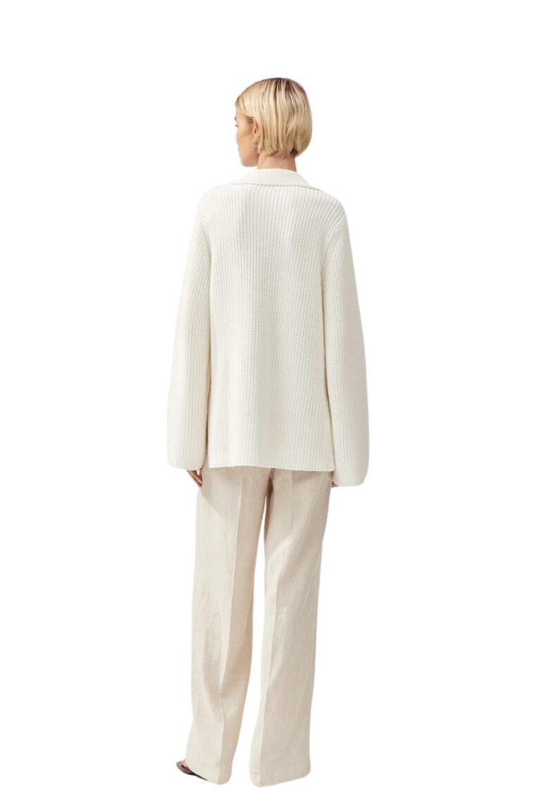 stylein-minimalistic-scandinavian-timeless-swedish-design-womenswear-women-wear-classic-online-arien-sweater-white-knit-knitwear-knitted-wool-longslevees-oversized-white-1-1