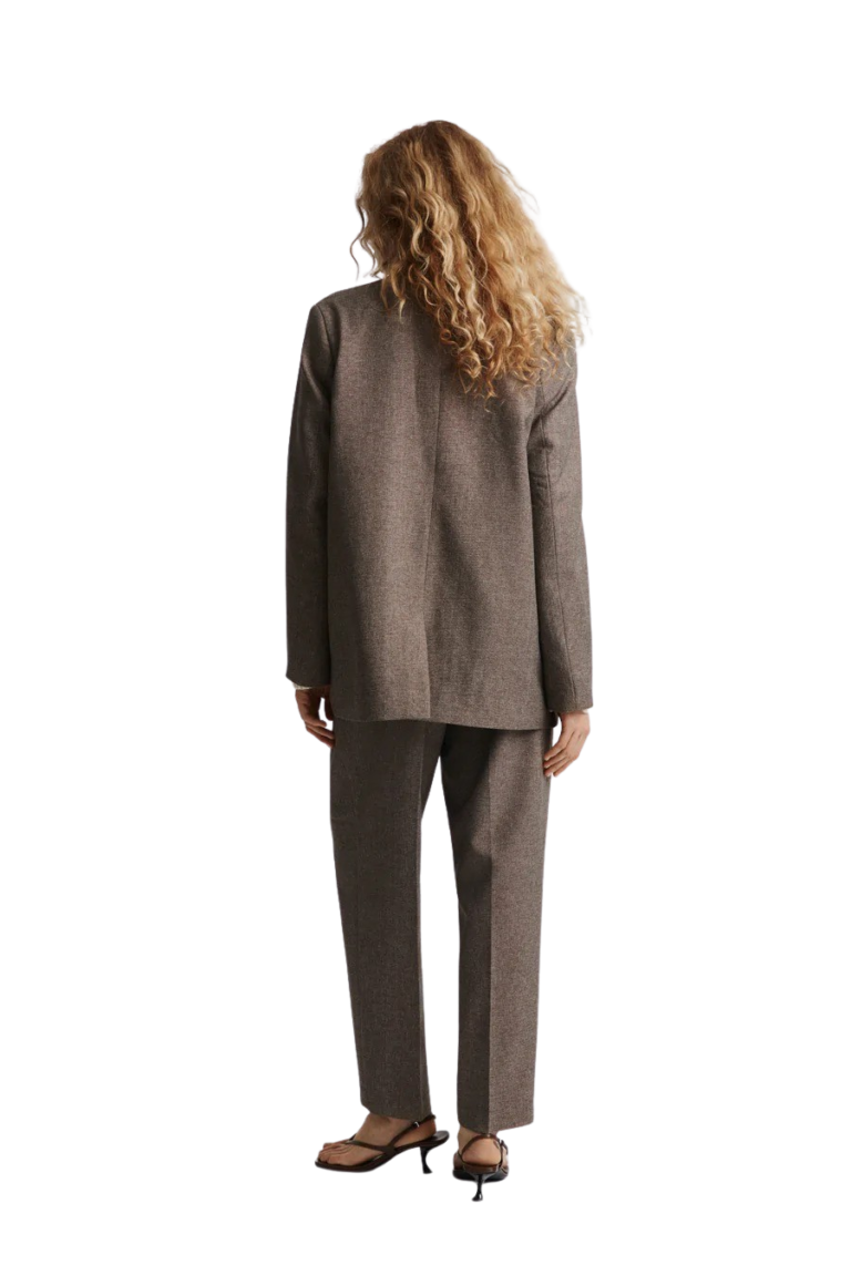 stylein-minimalistic-scandinavian-timeless-swedish-design-womenswear-classics-classic-biggin-blazer-brown-jacket-fw22-brown-twill-1
