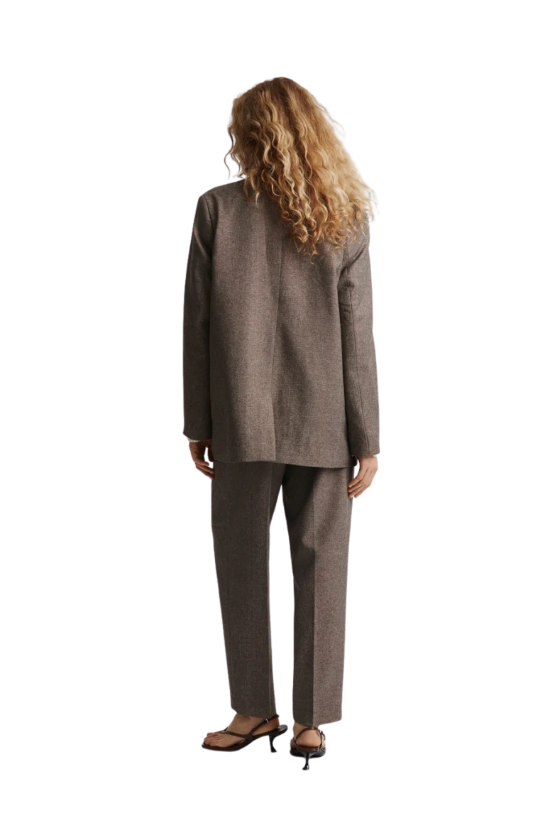 stylein-minimalistic-scandinavian-timeless-swedish-design-womenswear-classics-classic-biggin-blazer-brown-jacket-fw22-brown-twill-1