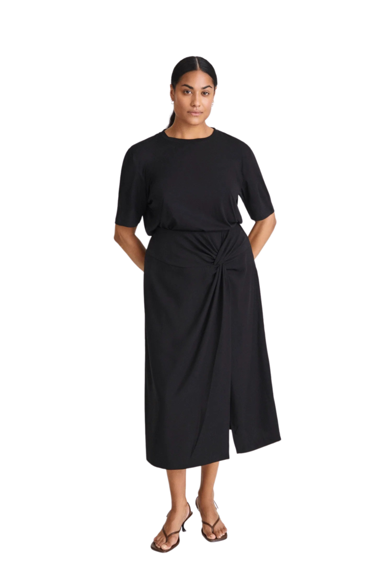 stylein-minimalistic-scandinavian-timeless-swedish-design-womenswear-classics-classic-modena-skirt-fw22-long-matte-black-5