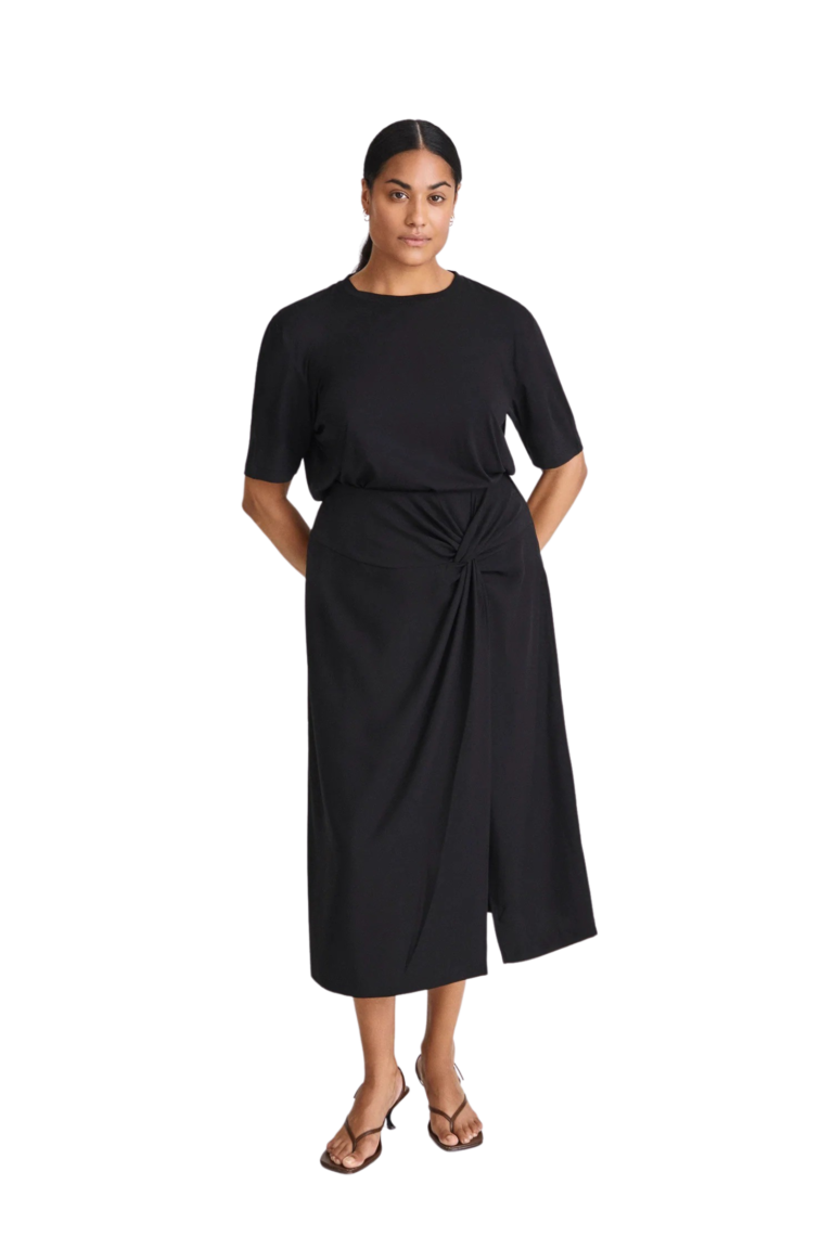 stylein-minimalistic-scandinavian-timeless-swedish-design-womenswear-classics-classic-modena-skirt-fw22-long-matte-black-5