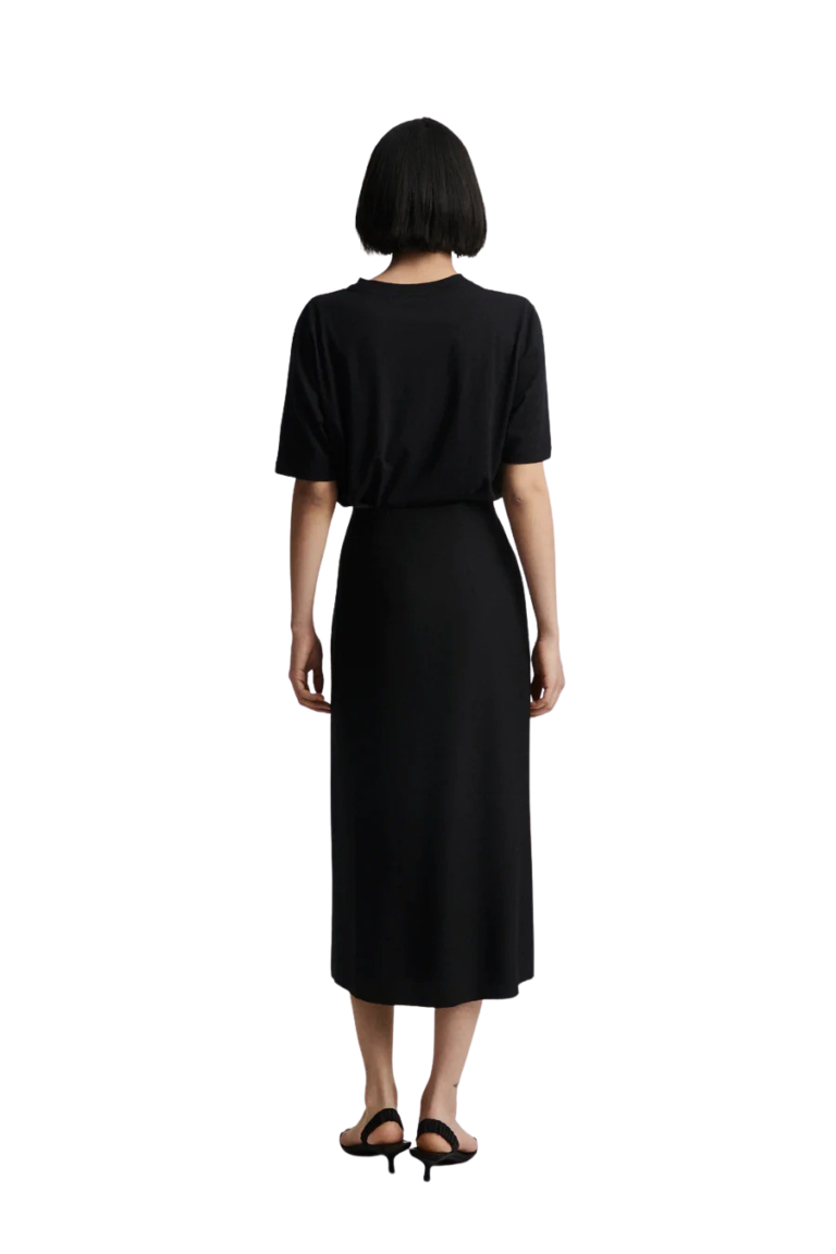 stylein-minimalistic-scandinavian-timeless-swedish-design-womenswear-classics-classic-modena-skirt-fw22-long-matte-black_2e538dd8-6f7b-4f53-9df6-52fb74550135
