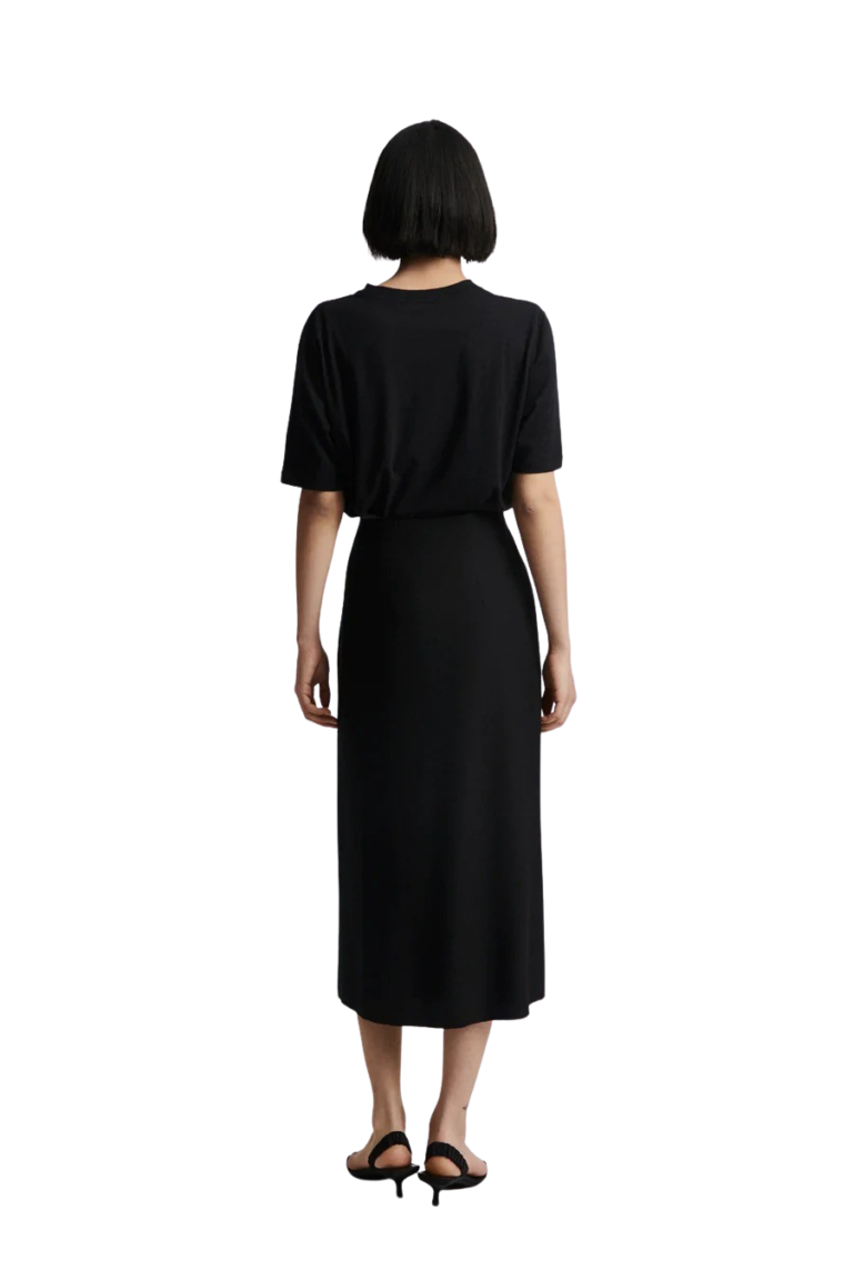stylein-minimalistic-scandinavian-timeless-swedish-design-womenswear-classics-classic-modena-skirt-fw22-long-matte-black_2e538dd8-6f7b-4f53-9df6-52fb74550135