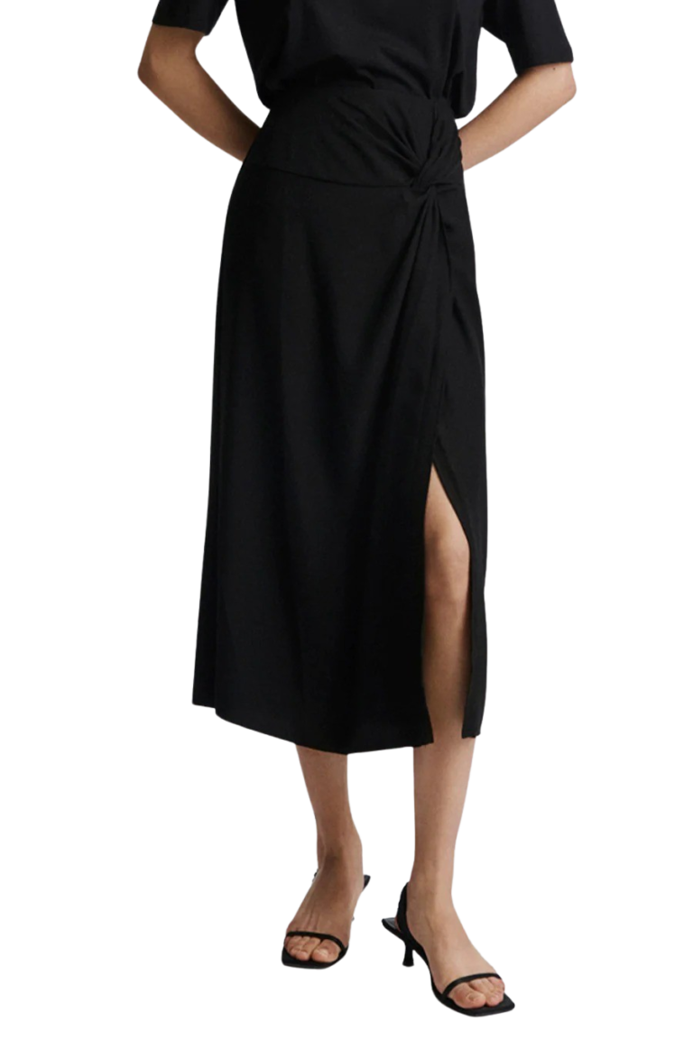 stylein-minimalistic-scandinavian-timeless-swedish-design-womenswear-classics-classic-modena-skirt-fw22-long-matte-black_72e63714-d1e3-4305-ab67-db201d5354f7