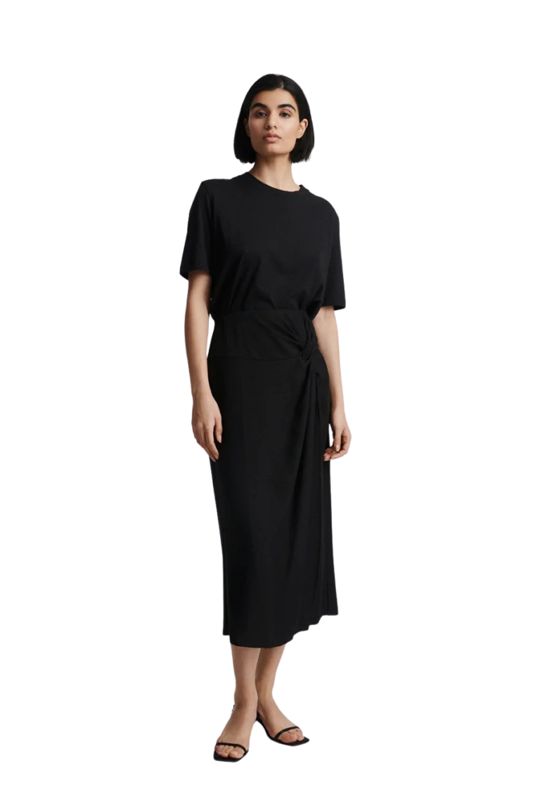 stylein-minimalistic-scandinavian-timeless-swedish-design-womenswear-classics-classic-modena-skirt-fw22-long-matte-black_912ac5e7-9401-4816-b622-5845d421c0e8