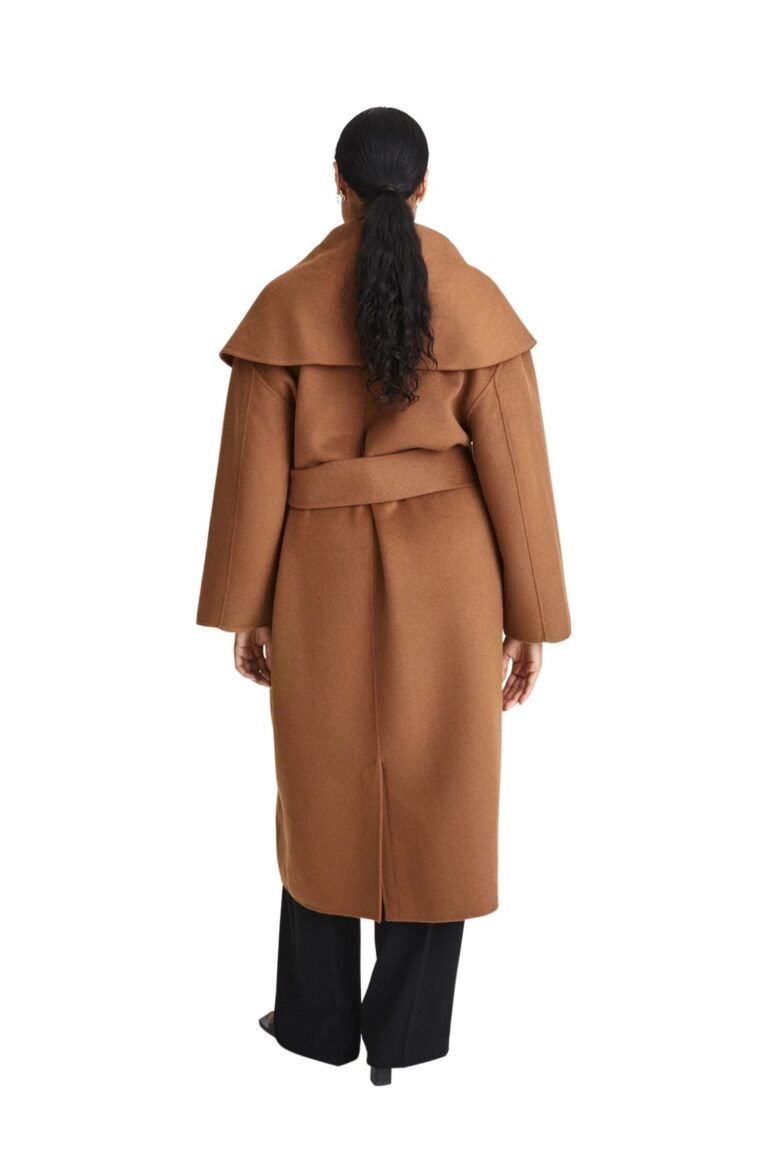 stylein-minimalistic-scandinavian-timeless-swedish-design-womenswear-classics-classic-outerwear-termoli-jacket-coat-shawl-belt-long-wool-dark-came-4