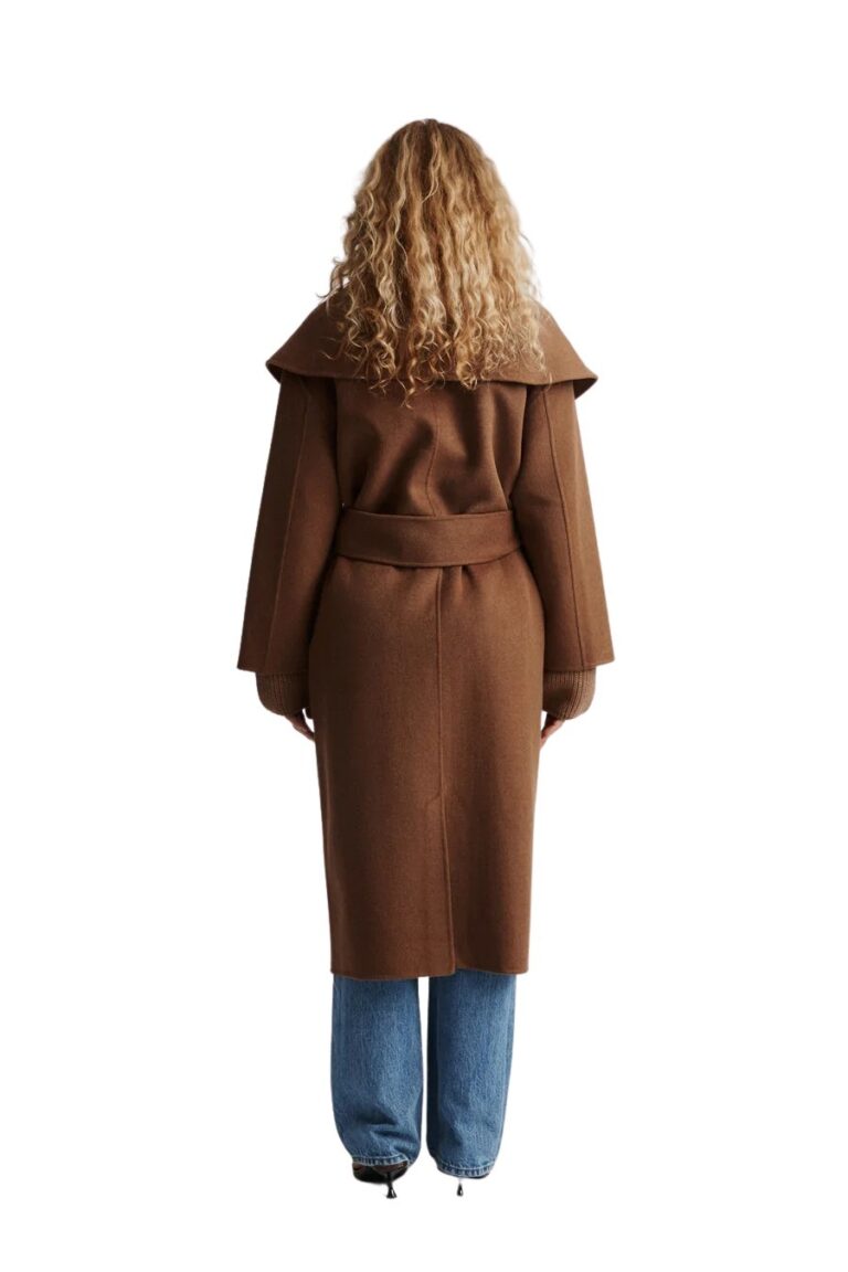 stylein-minimalistic-scandinavian-timeless-swedish-design-womenswear-classics-classic-outerwear-termoli-jacket-coat-shawl-belt-long-wool-dark-camel-2