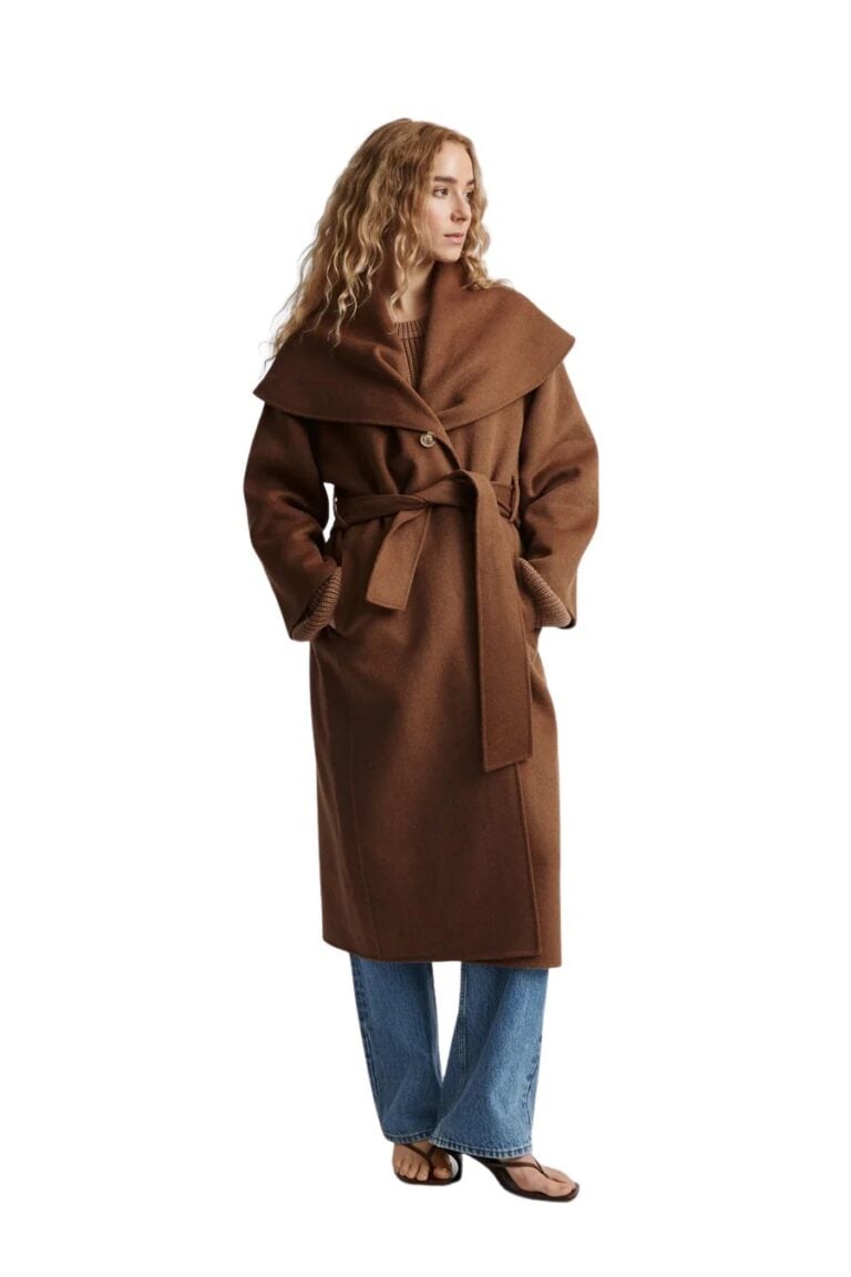 stylein-minimalistic-scandinavian-timeless-swedish-design-womenswear-classics-classic-outerwear-termoli-jacket-coat-shawl-belt-long-wool-dark-camel