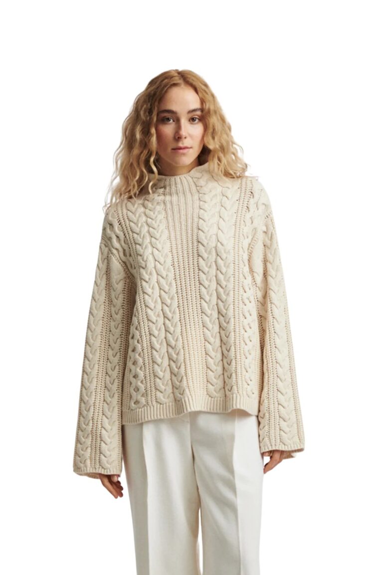 stylein-minimalistic-scandinavian-timeless-swedish-design-womenswear-women-wear-classic-april-sweater-knitwear-ps23-white-cable-cream-cotton-wool_b5737927-e22d-494d-b4c7-fd35c55b8ec9
