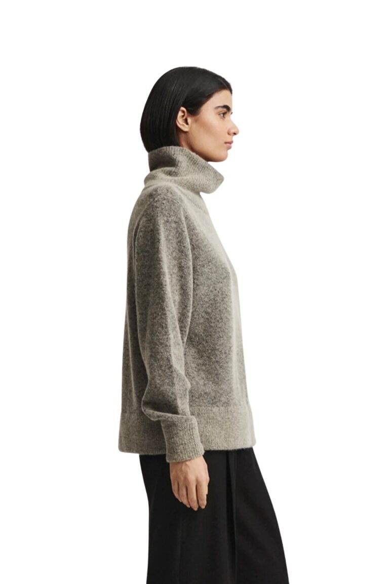stylein-minimalistic-scandinavian-timeless-swedish-design-womenswear-women-wear-classic-elbe-sweater-knitwear-ps23-oat-alpaca-knit-polo