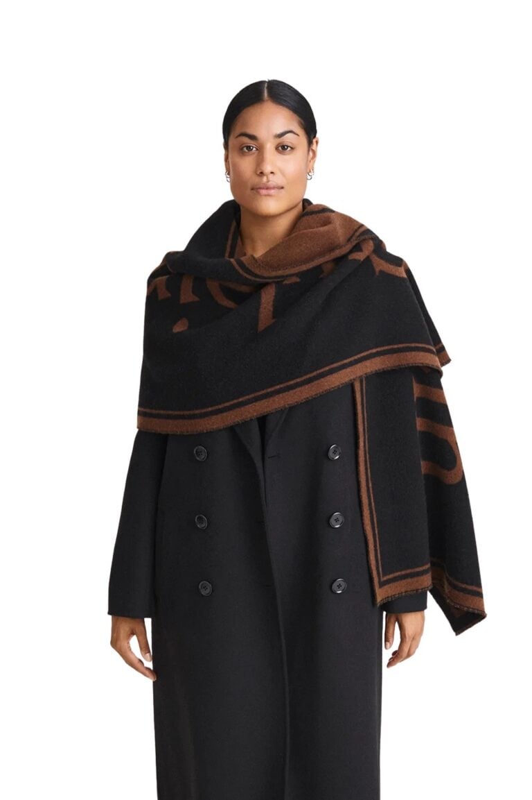 stylein-minimalistic-scandinavian-timeless-swedish-design-womenswear-women-wear-classic-thalia-scarf-accessories-accessory-logo-wool-blend-dark-camel-brown-black-0