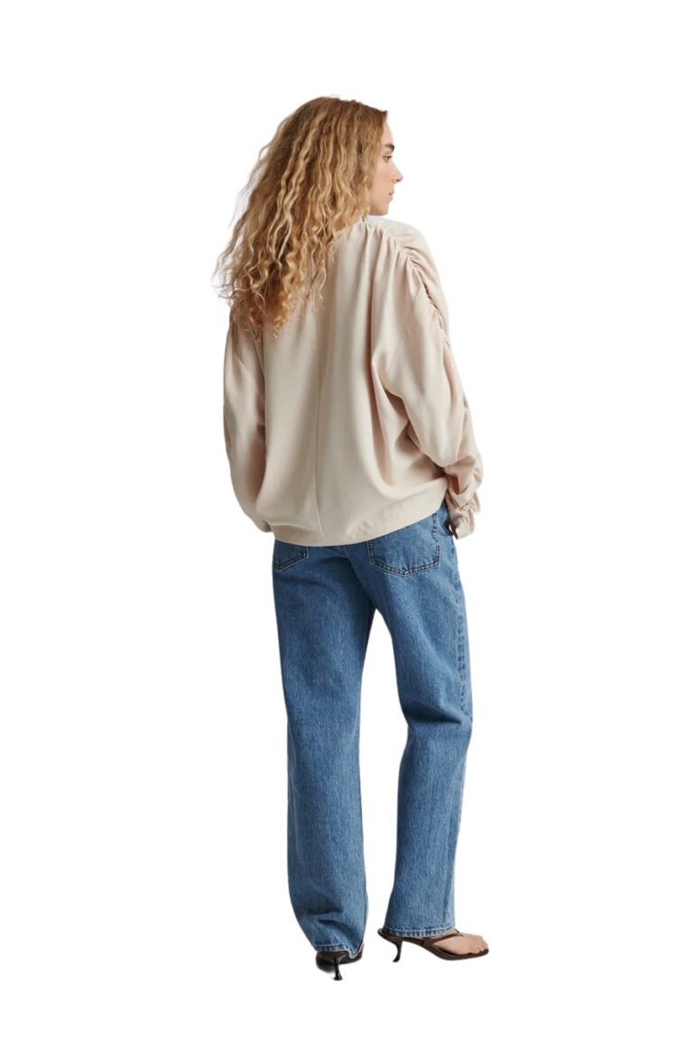 stylein-minimalistic-scandinavian-timeless-swedish-design-womenswear-women-wear-classics-classic-maglie-top-blouse-fw22-cream-0