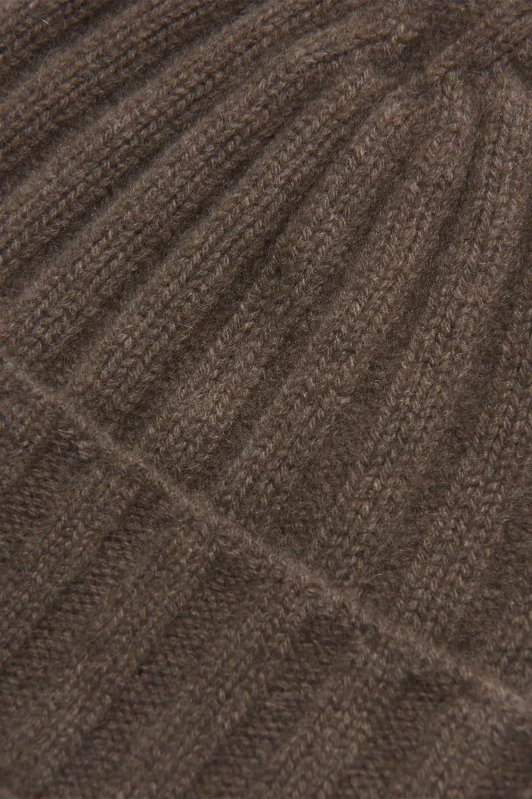 Oscar-Jacobson_Knitted-Hat_beige_93123777_406_front-1