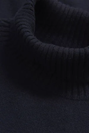 Oscar-Jacobson_Salim-Rollneck_Navy_67624954_210_extra1