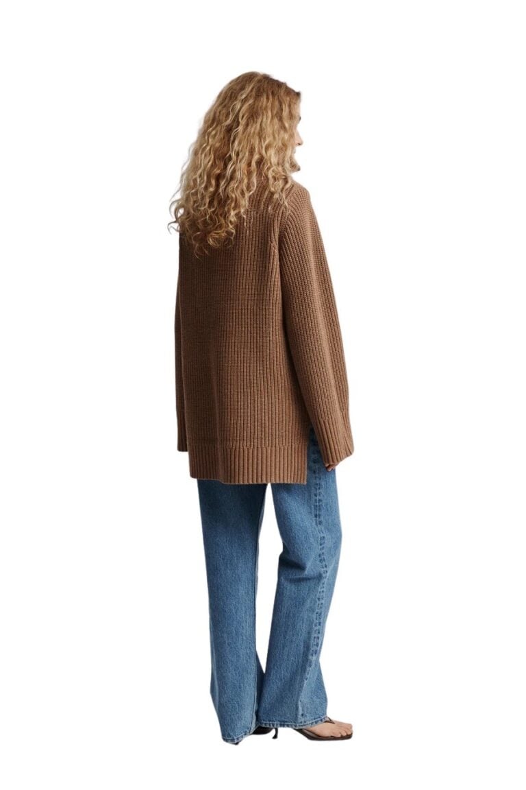 stylein-minimalistic-scandinavian-timeless-swedish-design-womenswear-women-wear-classic-alain-sweater-knitwear-camel-wool-cotton-fw22-zipper-brown_19860223-df27-4a54-b4e5-8c22f61dd2b1_1200x