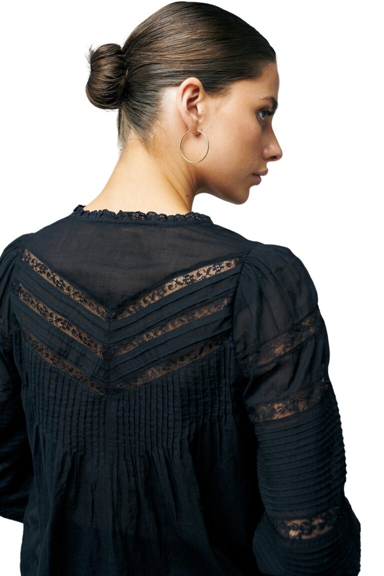 ollie_s23w2022_black_cotton_lace_ss23_pia-tjelta_3