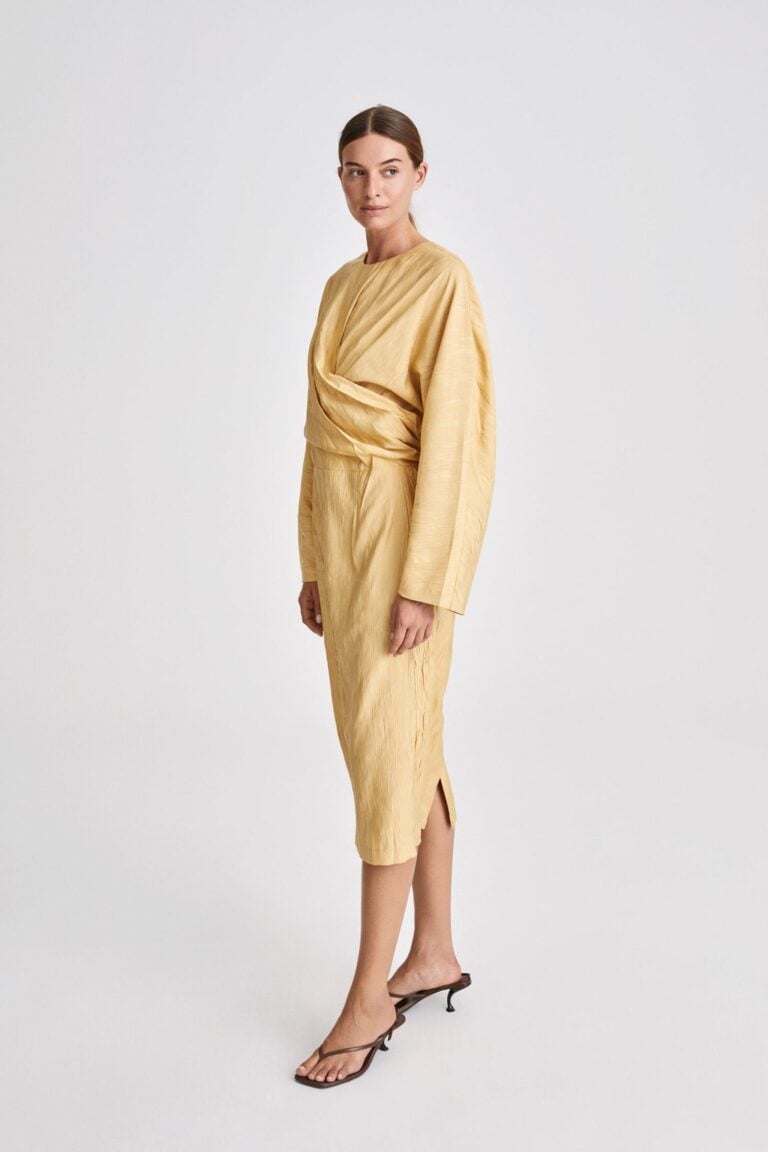 stylein-minimalistic-scandinavian-timeless-swedish-design-womenswear-classics-classic-milana-dress-yellow-festive-long-0