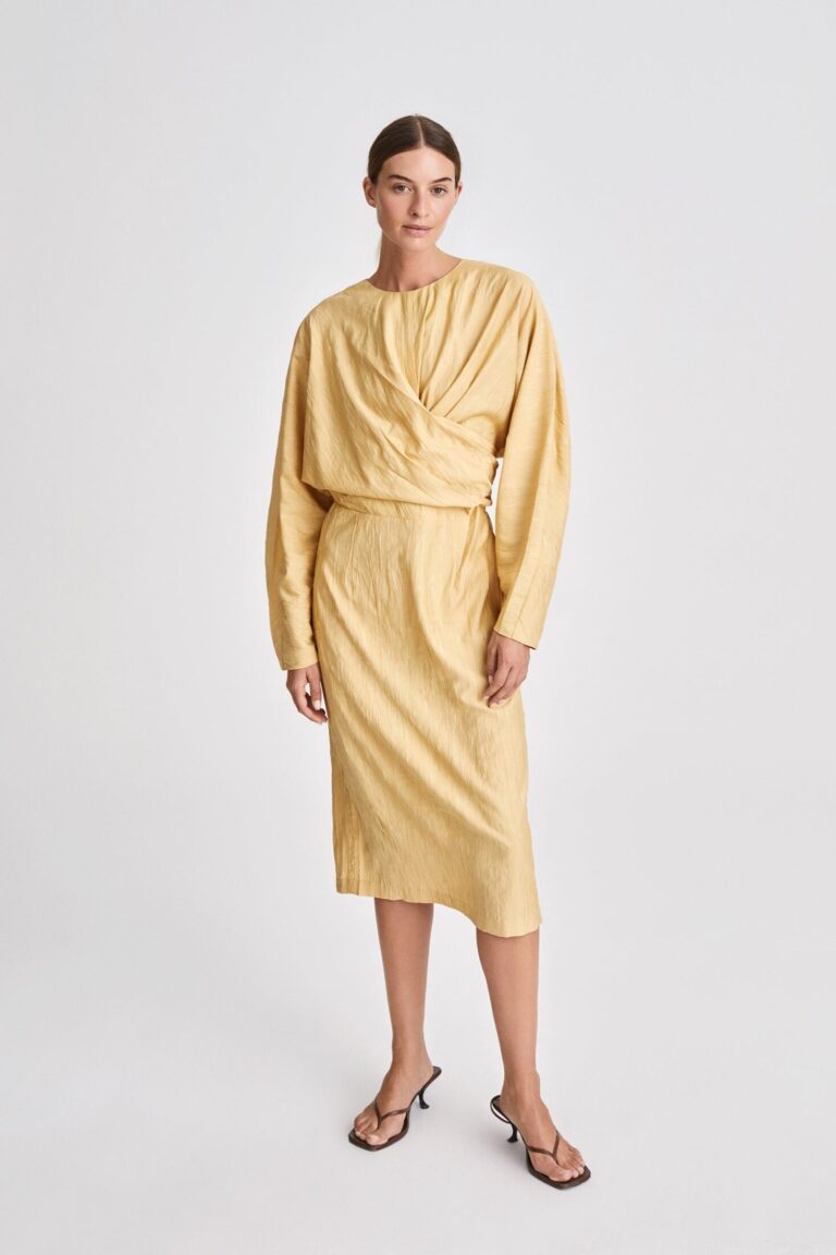 stylein-minimalistic-scandinavian-timeless-swedish-design-womenswear-classics-classic-milana-dress-yellow-festive-long