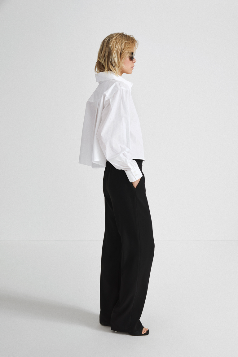 stylein-minimalistic-scandinavian-timeless-swedish-design-womenswear-women-wear-classics-classic-jabe-top-shirt-organic-cotton-cropped-white-2