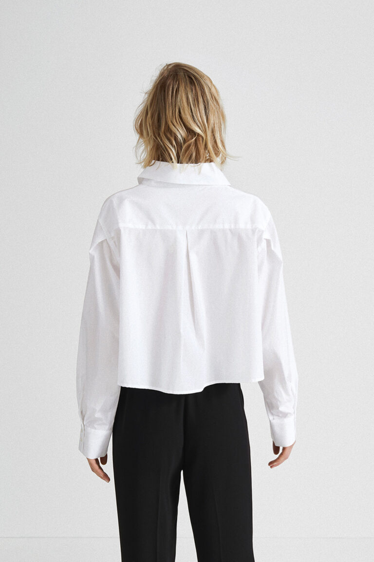 stylein-minimalistic-scandinavian-timeless-swedish-design-womenswear-women-wear-classics-classic-jabe-top-shirt-organic-cotton-cropped-white-3