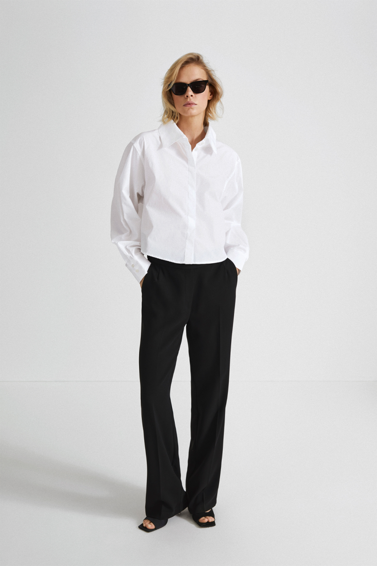 stylein-minimalistic-scandinavian-timeless-swedish-design-womenswear-women-wear-classics-classic-jabe-top-shirt-organic-cotton-cropped-white
