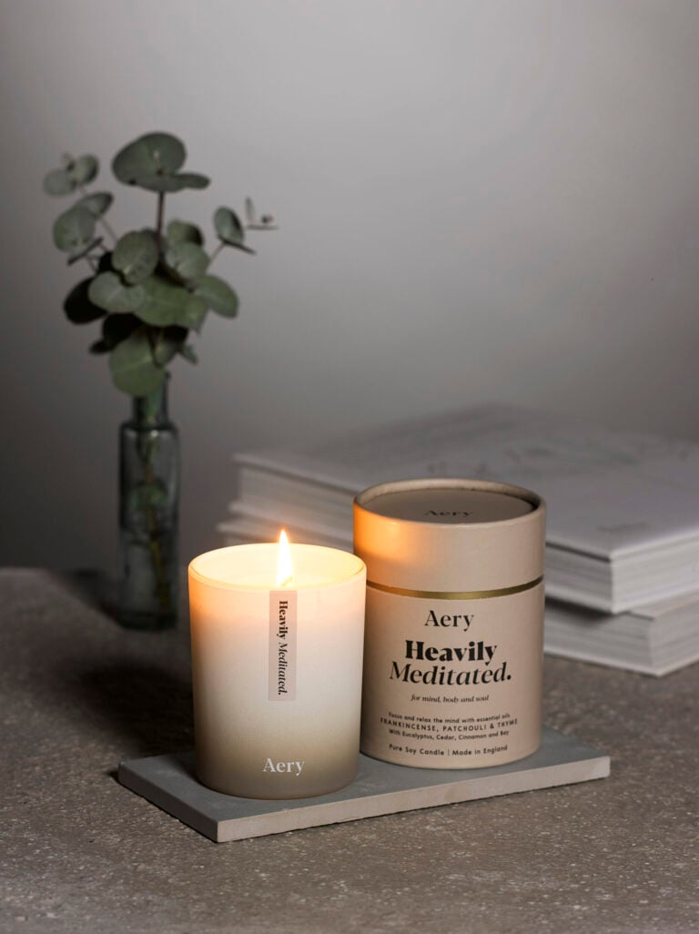 ae0004_aery_aromatherapy_heavilymeditatedcandle_ls_02_lit_hi