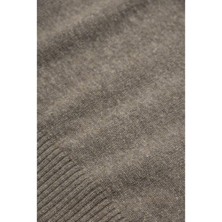 oscar-jacobson_salim-rollneck_walnut-beige_67624954_406_extra1