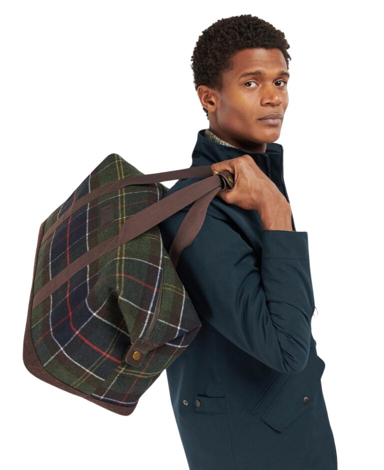 uba0608tn11_aw22_front_model_1