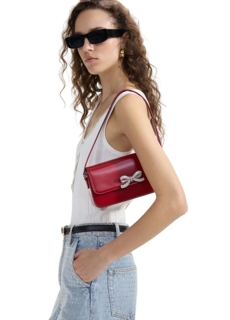 baguette-bag-burgundy-model-shoulder