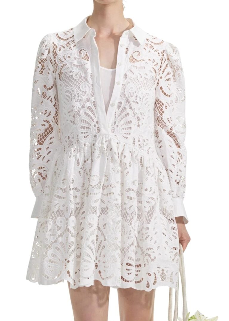 cotton-lace-mini-shirt-dress-hvit-model-closeup