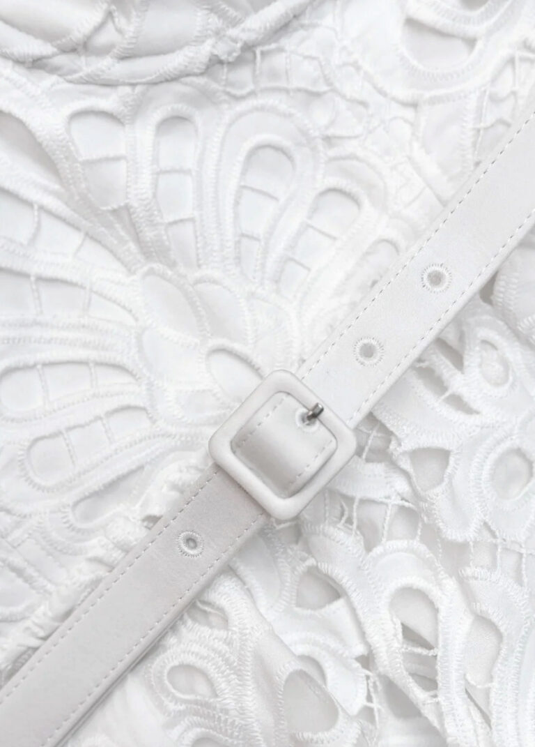 cotton-lace-tiered-midi-dress-hvit-closeup
