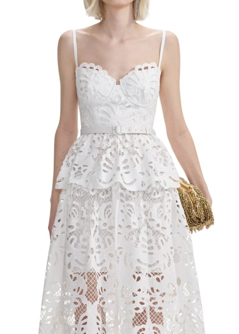 cotton-lace-tiered-midi-dress-hvit-closeup-model