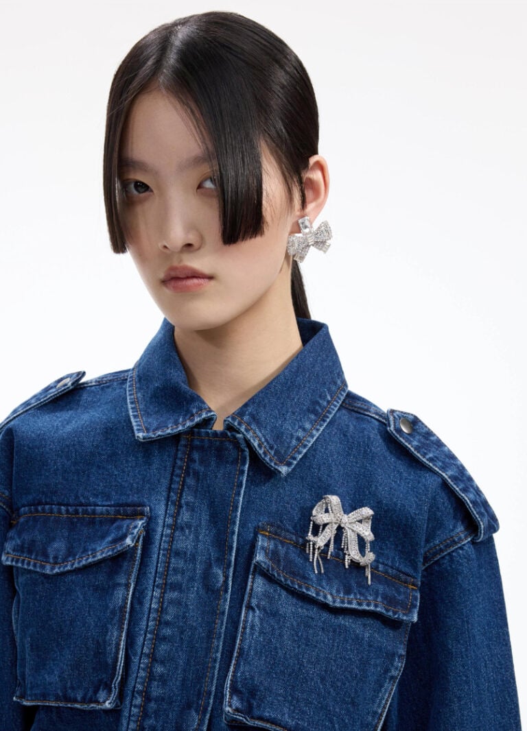 crystal-embellished-bow-brooch-model