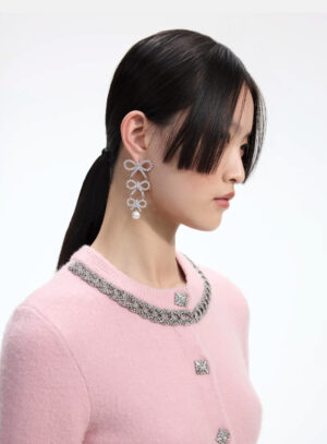 tired-crystal-bow-earrings-model